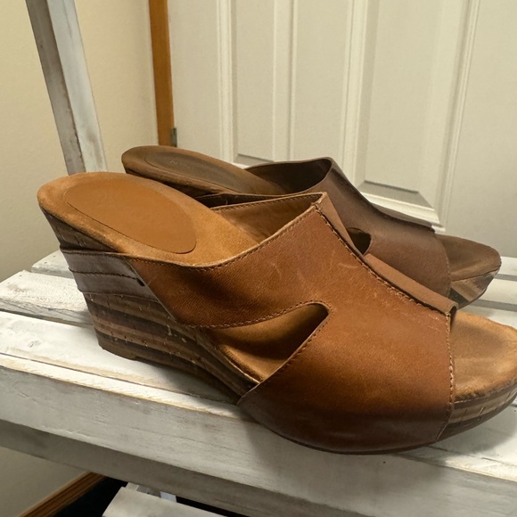 Nine West Shoes - Nine West EUC Leather wedges with gold